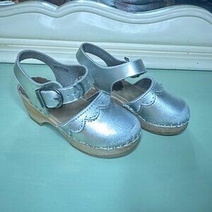 Hanna Andersson Girls Silver Leather Wooden Clog Size 26 Kids